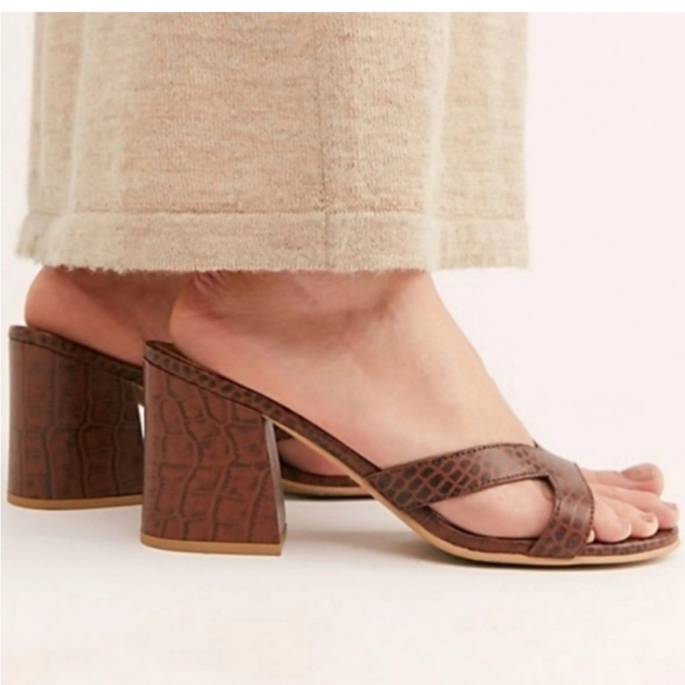 Free People Charlie Sandal Heel V Strap Chunky Open Toe Snake Texture Leather
